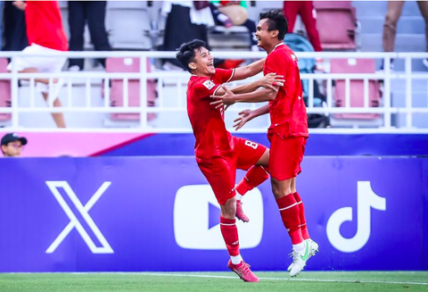 U23 Indonesia bất ngờ đánh bại U23 Úc, rộng cửa vào tứ kết- Ảnh 1. Niềm vui của U23 Indonesia sau khi ghi bàn vào lưới U23 Úc - Ảnh: AFC
