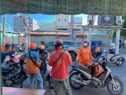 Giá măng cụt đầu mùa tăng sốc, có phải do gỏi gà?- Ảnh 2. Shipper rồng rắn xếp hàng đợi nhận đơn tại một địa chỉ bán gỏi gà măng cụt trên đường Kinh Dương Vương (quận 6), thời điểm
