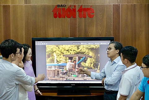 Ban giám khảo thi ảnh Tuổi Xanh: Ấn tượng với kỹ thuật chụp ảnh của học sinh- Ảnh 1. Ban giám khảo cho ý kiến về các tác phẩm đoạt giải trong vòng chung kết Hội thi sáng tác ảnh Tuổi Xanh năm 2024 - Ảnh: NGUYỄN CÔNG THÀNH