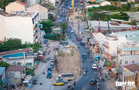 'Nút cổ chai' Lương Định Của: 9 năm chưa xong 2km- Ảnh 1. Đường Lương Định Của (TP Thủ Đức) đoạn gần nút giao Trần Não bị gấp khúc do vướng mặt bằng - Ảnh: CHÂU TUẤN