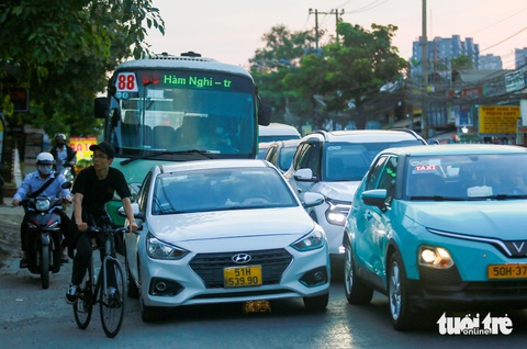 'Nút cổ chai' Lương Định Của: 9 năm chưa xong 2km- Ảnh 8. Đoạn 600m (từ Nguyễn Hoàng ra nút giao An Phú) mới làm 1/3 chiều rộng đường bên phải tuyến nên thường xuyên xảy ra kẹt xe, đặc biệt vào chiều tối - Ảnh: CHÂU TUẤN