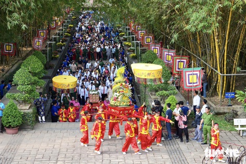 Hàng ngàn người dân tham gia diễu hành - Ảnh: HỮU HẠNH Hàng ngàn người dân tham gia diễu hành - Ảnh: HỮU HẠNH