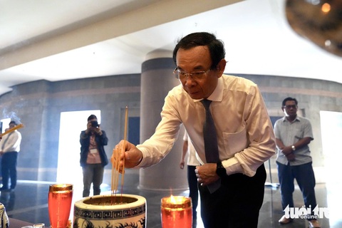 Ông Nguyễn Văn Nên thắp hương tưởng nhớ Quốc Tổ Hùng Vương - Ảnh: HỮU HẠNH Ông Nguyễn Văn Nên thắp hương tưởng nhớ Quốc Tổ Hùng Vương - Ảnh: HỮU HẠNH