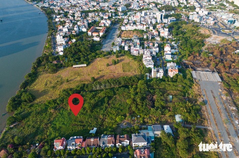 Hiện trạng dự án ‘nhà giàu’ kế khu đô thị Thủ Thiêm 23 năm chưa có đường vào- Ảnh 2. Có vị trí khá đẹp, dự án khu biệt thự An Khánh của Công ty cổ phần đầu tư và phát triển đô thị Phi Long (trước đây là Công ty đầu tư và phát triển đô thị) có một mặt là sông Sài Gòn, gần đại lộ Vòng Cung và nằm giữa 2 dự án là khu biệt thự Lan Anh và dự án Lê Quan - Ảnh: CHÂU TUẤN