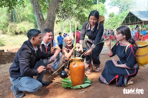 Xem người Ba Na tái hiện lễ cầu mưa giữa mùa khô Tây Nguyên- Ảnh 2. Hội đồng già làng thực hiện các nghi lễ cúng cầu mưa - Ảnh: BỒNG SƠN
