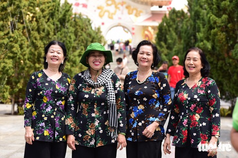 Suối Tiên, Thảo cầm viên hút khách trong ngày lễ giỗ Tổ Hùng Vương- Ảnh 1. Cô Trần Thị Lan, ngụ TP Thủ Đức, TP.HCM (bìa phải) cùng bạn bè tham gia lễ dâng hương dịp giỗ Tổ Hùng Vương tại Suối Tiên - Ảnh: DUYÊN PHAN