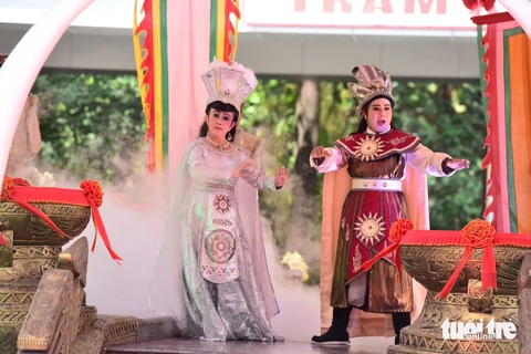 Suối Tiên, Thảo cầm viên hút khách trong ngày lễ giỗ Tổ Hùng Vương- Ảnh 2. Hoạt cảnh Anh hùng dân tộc rất ý nghĩa - Ảnh: DUYÊN PHAN