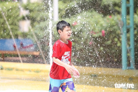 Suối Tiên, Thảo cầm viên hút khách trong ngày lễ giỗ Tổ Hùng Vương- Ảnh 6. Thời tiết TP.HCM hôm nay tiếp tục nóng, nhiều em nhỏ sảng khoái khi vui đùa ở khu vui chơi nước trong Thảo cầm viên - Ảnh: PHƯƠNG QUYÊN