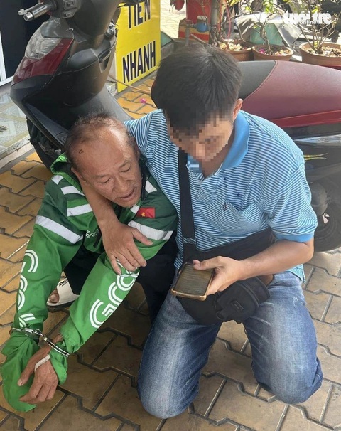 Nghi phạm Trần (bên trái) bị bắt giữ - Ảnh: Công an cung cấp. Nghi phạm Trần (trái) bị bắt giữ - Ảnh: A.X.