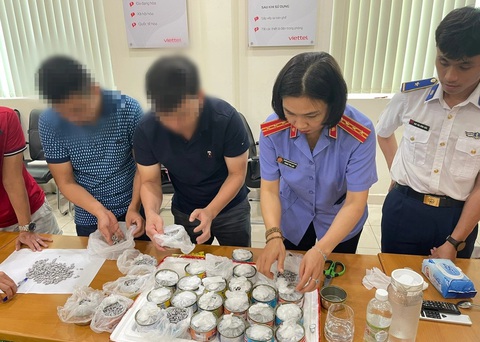 Chặt đứt đường dây đưa ma túy vào Đà Nẵng, thu giữ số thuốc lắc ‘khủng’- Ảnh 1. Lực lượng chức năng kiểm đếm tang vật liên quan - Ảnh: H.B.