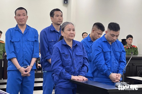 Thuê côn đồ đòi nợ 'con nuôi', mẹ già lãnh án tù- Ảnh 1. Các bị cáo nghe tòa tuyên án - Ảnh: DANH TRỌNG