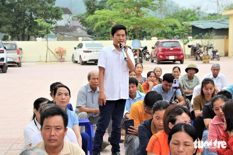 Vụ phản đối sáp nhập trường: Tỉnh, huyện từng đối thoại với phụ huynh- Ảnh 2. Phụ huynh đối thoại với xã, nhà trường tại hội nghị phụ huynh Trường tiểu học Ngọc Sơn, huyện Thanh Chương, Nghệ An hôm 8-4 - Ảnh: DOÃN HÒA