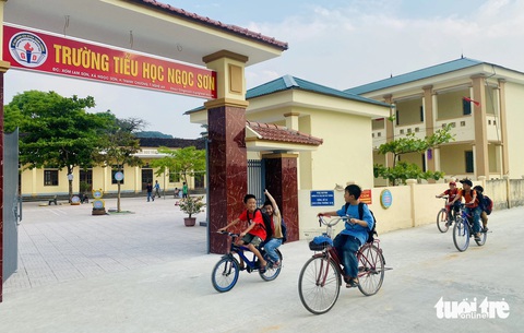 Vụ phản đối sáp nhập trường: Tỉnh, huyện từng đối thoại với phụ huynh- Ảnh 4. Trường tiểu học Ngọc Sơn được đầu tư xây dựng khang trang - Ảnh: DOÃN HÒA