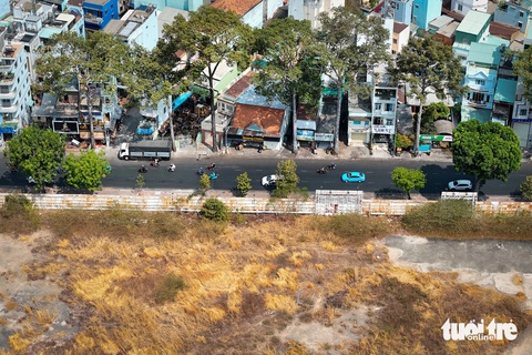 Khu đất vàng trị giá hàng nghìn tỉ đồng bị cưỡng chế thu hồi ở TP.HCM giờ ra sao?- Ảnh 3. Nhiều năm kể từ khi cấp đất, dự án vẫn chưa được triển khai, chỉ quây tôn xung quanh
