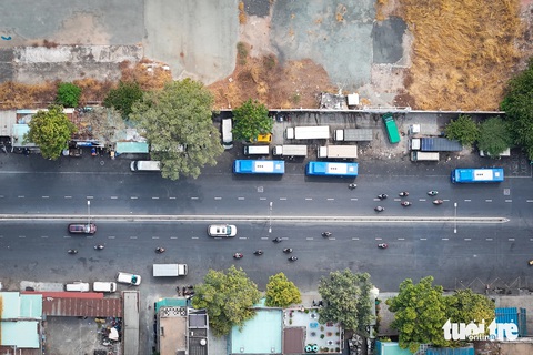 Khu đất vàng trị giá hàng nghìn tỉ đồng bị cưỡng chế thu hồi ở TP.HCM giờ ra sao?- Ảnh 4. Phía ngoài khu đất mặt đường Lê Hồng Phong hiện nay là bãi đậu xe