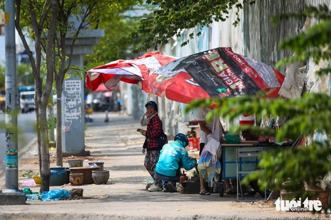 Khu đất vàng trị giá hàng nghìn tỉ đồng bị cưỡng chế thu hồi ở TP.HCM giờ ra sao?- Ảnh 5. Phía mặt tiền đường Trần Nhân Tôn, người dân tận dụng vỉa hè để buôn bán
