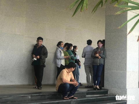 Đang rửa chén thuê, bật khóc khi nghe công ty cũ đóng tiền nợ 9 tháng bảo hiểm- Ảnh 1. Công nhân kéo đến văn phòng bảo hiểm xã hội nhờ can thiệp vào ngày 1-4 - Ảnh: THANH NGUYÊN