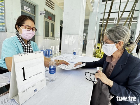 Gần 1 triệu người cao tuổi ở TP.HCM sẽ được khám sức khỏe miễn phí- Ảnh 1. Để hỗ trợ người cao tuổi thăm khám, ngoài y bác sĩ tại trạm y tế còn có các lực lượng địa phương như: Hội Chữ thập đỏ, cộng tác viên sức khỏe cộng đồng... - Ảnh: THU HIẾN