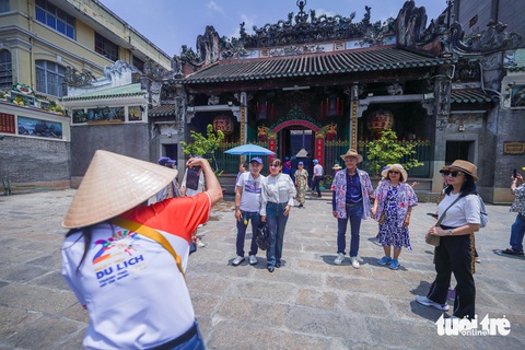Khách Việt Du khách TP.HCM trải nghiệm tour nội đô ở điểm tham quan chùa Bà Thiên Hậu giữa lòng quận 5 - Ảnh: HẢI KIM