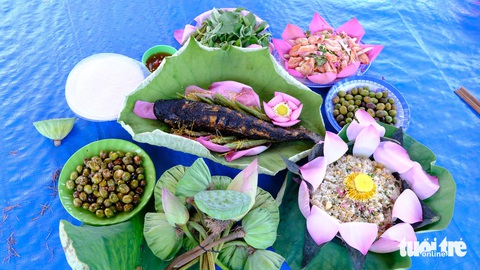 Tháng tư về Đồng Tháp ngắm đồng sen hồng rực rỡ- Ảnh 4. Những món ăn từ sen được du khách tìm thưởng thức - Ảnh: ĐẶNG TUYẾT