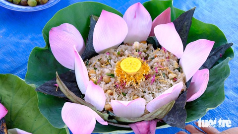Tháng tư về Đồng Tháp ngắm đồng sen hồng rực rỡ- Ảnh 5. Cơm chiên hạt sen - Ảnh: ĐẶNG TUYẾT