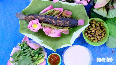 Tháng tư về Đồng Tháp ngắm đồng sen hồng rực rỡ- Ảnh 7. Cá lóc nướng trui cuốn lá sen non là một trong những đặc sản của xứ sen hồng - Ảnh: ĐẶNG TUYẾT