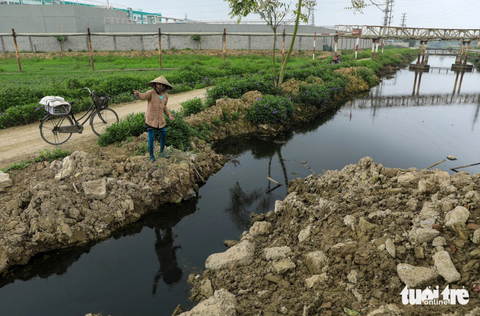 Một công ty may mặc bị phạt 300 triệu vì xả thải trái phép ra sông Bắc Hưng Hải- Ảnh 2. Nước thải