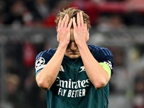 Arsenal dừng bước tại Champions League, đối diện nguy cơ trắng tay- Ảnh 3. Sự thất vọng của đội trưởng Arsenal Martin Odegaard - Ảnh: REUTERS