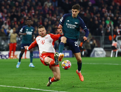 Arsenal dừng bước tại Champions League, đối diện nguy cơ trắng tay- Ảnh 1. Bayern Munich (áo trắng, đỏ) quá dày dặn kinh nghiệm so với Arsenal - Ảnh: REUTERS