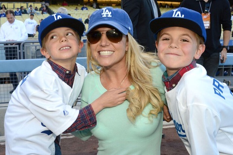 Britney Spears chụp ảnh cùng hai con trai vào năm 2013 ở Los Angeles - Ảnh: Getty Images Britney Spears chụp ảnh cùng hai con trai vào năm 2013 ở Los Angeles - Ảnh: Getty Images