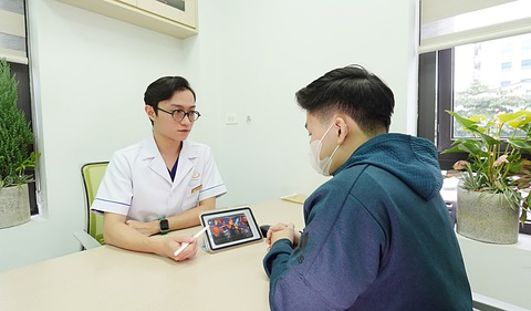 BS Phúc thăm khám cho bệnh nhân - Ảnh: BVCC BS Phúc thăm khám cho bệnh nhân - Ảnh: BVCC
