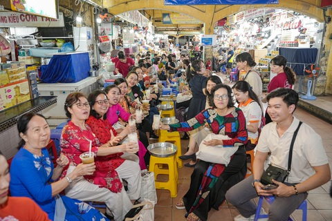 Khách Việt Du khách khám phá ẩm thực ở chợ Bến Thành trong một tour nội đô - Ảnh: HẢI KIM