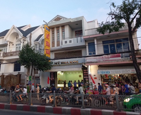 Truy tìm nghi phạm xịt hơi cay, cướp tiệm vàng ở Phan Thiết- Ảnh 1. Công an tỉnh Bình Thuận phong tỏa, khám nghiệm hiện trường tiệm vàng vừa bị cướp ở TP Phan Thiết lúc chiều 18-4 - Ảnh: ĐỨC TRONG