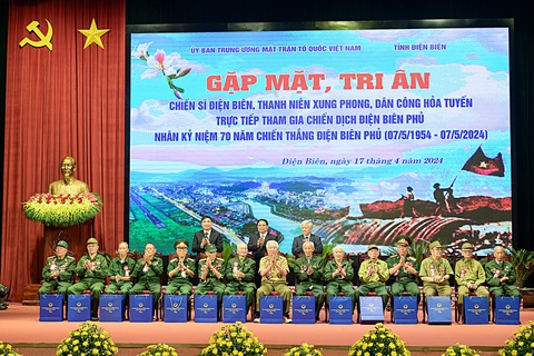 Lời nhắn nhủ từ Điện Biên- Ảnh 3. Thủ tướng Phạm Minh Chính gặp mặt, tri ân cựu chiến sĩ Điện Biên, thanh niên xung phong, dân công hỏa tuyến tham gia chiến dịch Điện Biên Phủ - Ảnh: NAM TRẦN