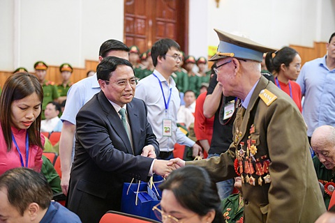 Lời nhắn nhủ từ Điện Biên- Ảnh 2. Thủ tướng lắng nghe nhiều tâm sự, nhắn nhủ của các cựu chiến sĩ Điện Biên Phủ - Ảnh: NAM TRẦN