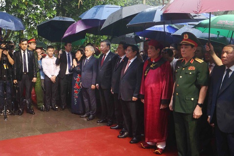Lễ dâng hương giỗ Tổ Hùng Vương- Ảnh 5. Thủ tướng Phạm Minh Chính cùng đại diện lãnh đạo Đảng, Nhà nước, tỉnh Phú Thọ dự lễ dâng hương - Ảnh: NGUYỄN KHÁNH