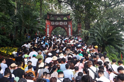 Cổng lên Đền Hùng Đến gần 9h sáng, lượng người dồn về Đền Hùng ngày càng đông, dẫn đến tình trạng ùn ứ kéo dài - Ảnh: NGUYỄN KHÁNH
