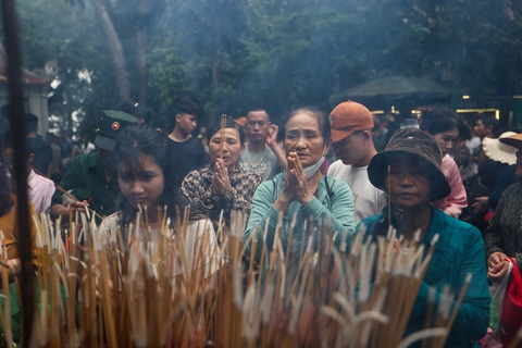 Cổng lên Đền Hùng Người dân thắp hương ở Đền Hạ. Đền Hùng được Bộ Văn hóa Thông tin xếp hạng là khu di tích đặc biệt của quốc gia vào năm 1962. Đến năm 1967, Chính phủ Việt Nam đã quyết định khoanh vùng xây dựng khu rừng cấm Đền Hùng. Ngày 8-2-1994, Thủ tướng Chính phủ đã phê duyệt dự án quy hoạch tổng thể Khu di tích lịch sử Đền Hùng lần thứ nhất, tạo tiền đề cho việc đầu tư xây dựng nhiều công trình hạng mục trong khu di tích - Ảnh: NGUYỄN KHÁNH