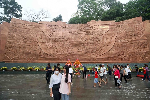 Cổng lên Đền Hùng Bức phù điêu “Bác Hồ nói chuyện với cán bộ, chiến sĩ Đại đoàn quân Tiên Phong”. Đây là công trình mới được Bộ Quốc phòng tu bổ, tôn tạo nâng cấp bằng chất liệu đồng, có hình vòng cung, chiều dài 28,16m, cao 9,2m - Ảnh: NGUYỄN KHÁNH