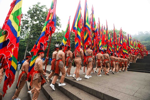 Cổng lên Đền Hùng Lễ hội Đền Hùng bao gồm những hoạt động văn hóa, văn nghệ mang tính chất nghi thức truyền thống và những hoạt động văn hóa dân gian khác… Các hoạt động văn hóa mang tính chất nghi thức còn lại đến ngày nay là lễ rước kiệu vua và lễ dâng hương. Đó là hai nghi lễ được cử hành đồng thời trong ngày chính hội - Ảnh: NGUYỄN KHÁNH
