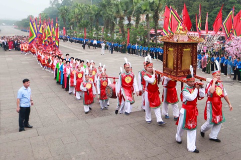 Cổng lên Đền Hùng Ngày 6-12-2012, UNESCO công nhận Tín ngưỡng thờ cúng Hùng Vương ở Phú Thọ là di sản văn hóa phi vật thể của nhân loại với những yếu tố thuộc đời sống tâm linh của người Việt Nam đã tồn tại từ hàng nghìn năm nay, thể hiện nền tảng tinh thần đại đoàn kết dân tộc và gắn kết cộng đồng. Tính độc đáo của tín ngưỡng này thể hiện rất rõ ở yếu tố thờ Hùng Vương chính là thờ Quốc Tổ - Ảnh: NGUYỄN KHÁNH