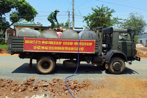 Hàng ngàn hộ dân Bình Phước thiếu nước sinh hoạt do nắng nóng- Ảnh 1. Lực lượng chức năng chở nước sinh hoạt miễn phí cấp cho người dân ở xã Bù Gia Mập, huyện Bù Gia Mập, tỉnh Bình Phước - Ảnh: A.B.