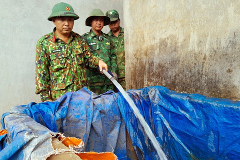 Hàng ngàn hộ dân Bình Phước thiếu nước sinh hoạt do nắng nóng- Ảnh 2. Nước sinh hoạt được lực lượng chức năng cấp miễn phí cho người dân - Ảnh: A.B.