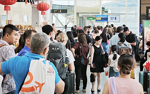 Giá vé máy bay cao dịp lễ, khách kêu 'không kham nổi'- Ảnh 1. Các hãng bay gặp khó do thiếu máy bay trong dịp cao điểm hè, giá vé máy bay neo cao - Ảnh: CÔNG TRUNG