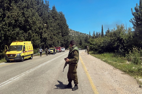 Hezbollah tấn công Israel, trả đũa vụ chỉ huy bị sát hại- Ảnh 1. Binh sĩ Israel tại khu vực gần làng Arab al-Aramshe phía bắc Israel ngày 17-4 - Ảnh: REUTERS