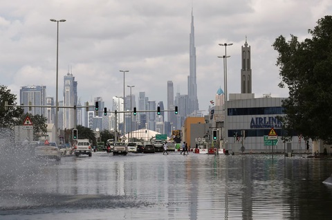 Dubai vật lộn vì trận mưa lịch sử, nhiều khách kẹt ở sân bay- Ảnh 1. Nước lũ ngập tại trung tâm thành phố Dubai ngày 17-4 - Ảnh: REUTERS