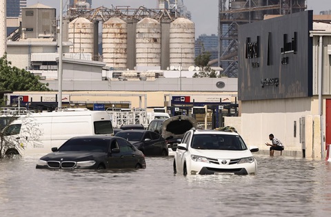 Dubai vật lộn vì trận mưa lịch sử, nhiều khách kẹt ở sân bay- Ảnh 4. Xe hơi ngập trong nước tại thành phố Dubai ngày 17-4 - Ảnh: REUTERS