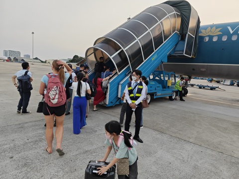 Tăng bay đêm sau 21h, thêm vé máy bay 1,7 triệu đồng/chặng- Ảnh 1. Vietnam Airlines tuyên bố tăng chuyến bay đêm dịp cao điểm 30-4 và hè, thêm nhiều dải vé phổ thông tiết kiệm giá mềm hơn - Ảnh: CÔNG TRUNG