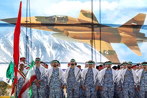 Các quân nhân Iran tham gia diễu hành ở Tehran vào ngày 17-4 khi lãnh đạo nước này dọa sẽ đáp trả quyết liệt trước bất cứ phản ứng dù là nhỏ nhất của Israel - Ảnh: AFP Các quân nhân Iran tham gia diễu hành ở Tehran vào ngày 17-4 khi lãnh đạo nước này dọa sẽ đáp trả quyết liệt trước bất cứ phản ứng dù là nhỏ nhất của Israel - Ảnh: AFP