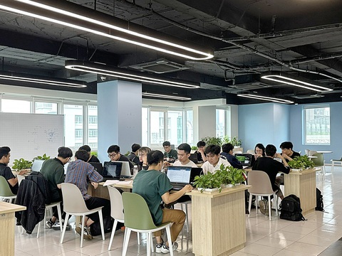 Việt Nam sẽ đầu tư 1 tỉ USD để đào tạo kỹ sư bán dẫn- Ảnh 1. Lớp đào tạo kỹ sư bán dẫn của NIC tại Hà Nội - Ảnh: B.NGỌC